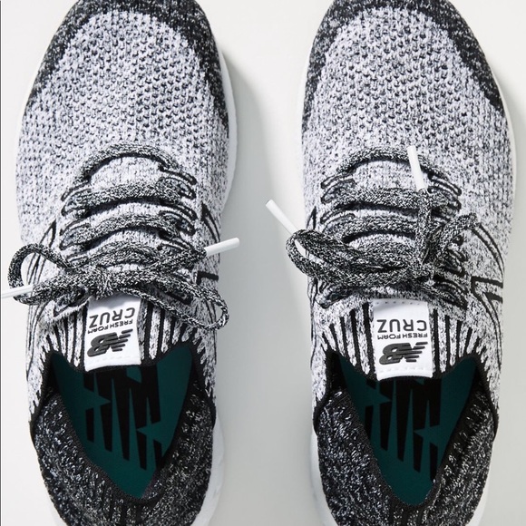 NEW IN BOX New Balance Motif Tennis Shoes. Size 6 - Picture 2 of 5